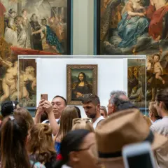 Tłum ludzi ogląda Mona Lisę, dzieło renesansu, w muzeum.