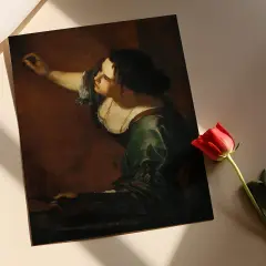 Obraz przedstawia kobietę malującą obraz, co jest doskonałym przykładem konceptyzmu w sztuce. Czerwona róża dodaje głębi.