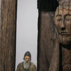 Chrystus Frasobliwy w drewnie: jak rozpoznać i kupić ikonę polskiej sztuki?