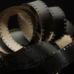 Zwoje taśmy filmowej, na których widać napisy sugerujące cenzurę.