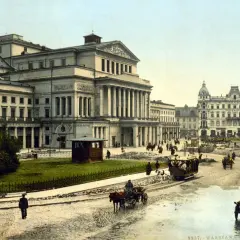 Warszawa, Teatr Wielki i otoczenie, symbol oświecenia w Polsce. Konne bryczki i tramwaj na brukowanej ulicy.