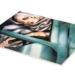 Art deco autoportret w zielonym Bugatti. Kobieta w eleganckim nakryciu głowy i szalu spogląda z wnętrza luksusowego samochodu.