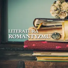 Stos starych ksiąg, bukiet suszonych kwiatów i napis "Literatura Romantyzmu w Polsce" tworzą atmosferę minionej epoki.