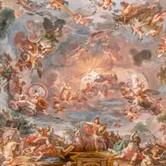 Malowidło sufitowe z aniołami, postaciami mitologicznymi i scenami bitewnymi w pastelowych barwach.