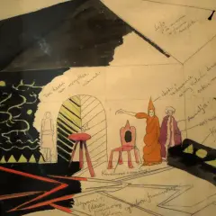 Szkic scenografii z postaciami w pomarańczowych i purpurowych szatach, meblami i elementami architektonicznymi. Czysta forma kompozycji.