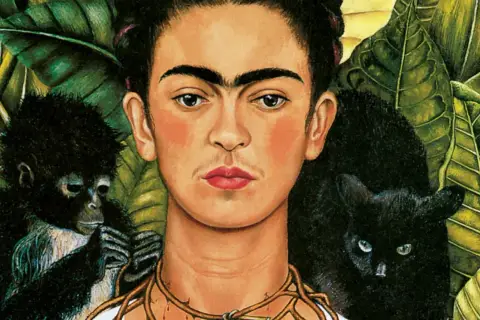 Frida Kahlo w otoczeniu dżungli, z małpką i czarnym kotem. Ikoniczne frida kahlo dzieła.