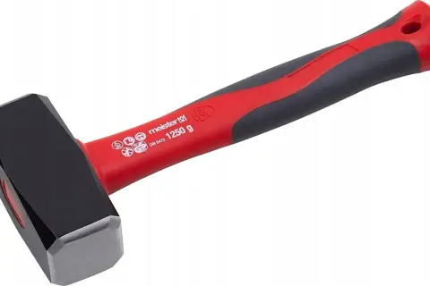Solidne mlotki z czerwono-szarym uchwytem, ważące 1250 g, gotowe do pracy.