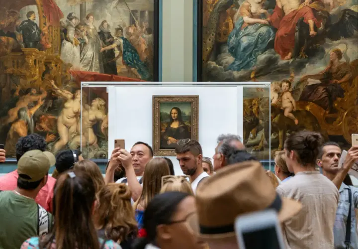 Tłum ludzi ogląda Mona Lisę, dzieło renesansu, w muzeum.