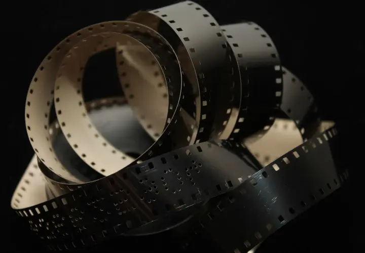 Zwoje taśmy filmowej, na których widać napisy sugerujące cenzurę.