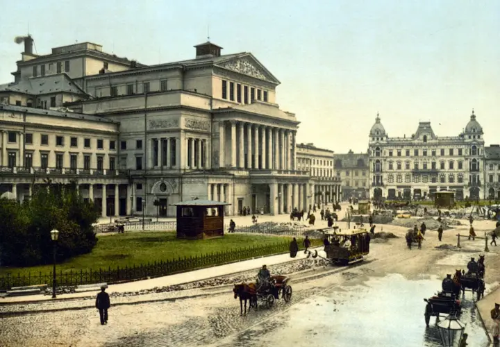 Warszawa, Teatr Wielki i otoczenie, symbol oświecenia w Polsce. Konne bryczki i tramwaj na brukowanej ulicy.
