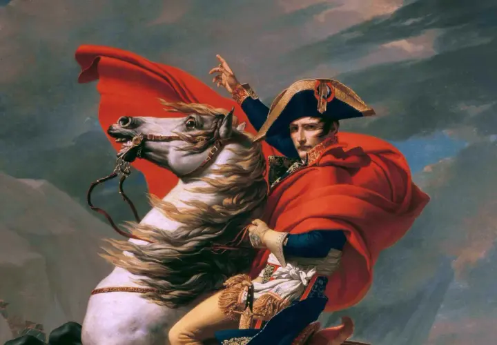 Napoleon na białym koniu, w czerwonym płaszczu i charakterystycznym kapeluszu. To jego słynny autoportret, pełen dynamiki i siły.