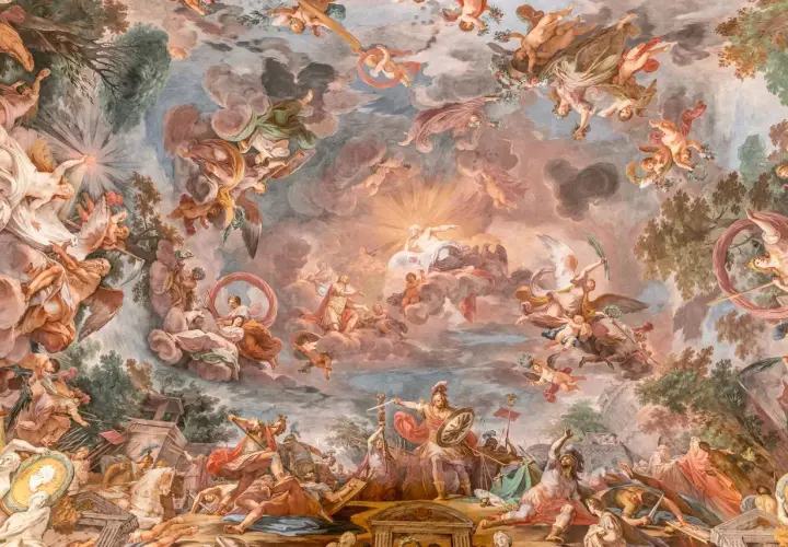 Malowidło sufitowe z aniołami, postaciami mitologicznymi i scenami bitewnymi w pastelowych barwach.