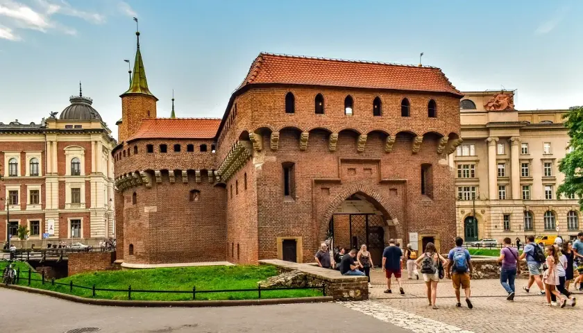 Kraków, Brama Floriańska. Wspaniały przykład architektury obronnej, świadectwo świetności, jaką przyniósł renesans w Polsce.