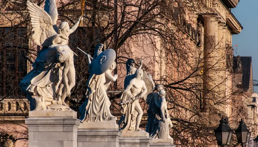 Czym jest rzeźba? Poznaj jej sekrety: formy, techniki, znaczenie.