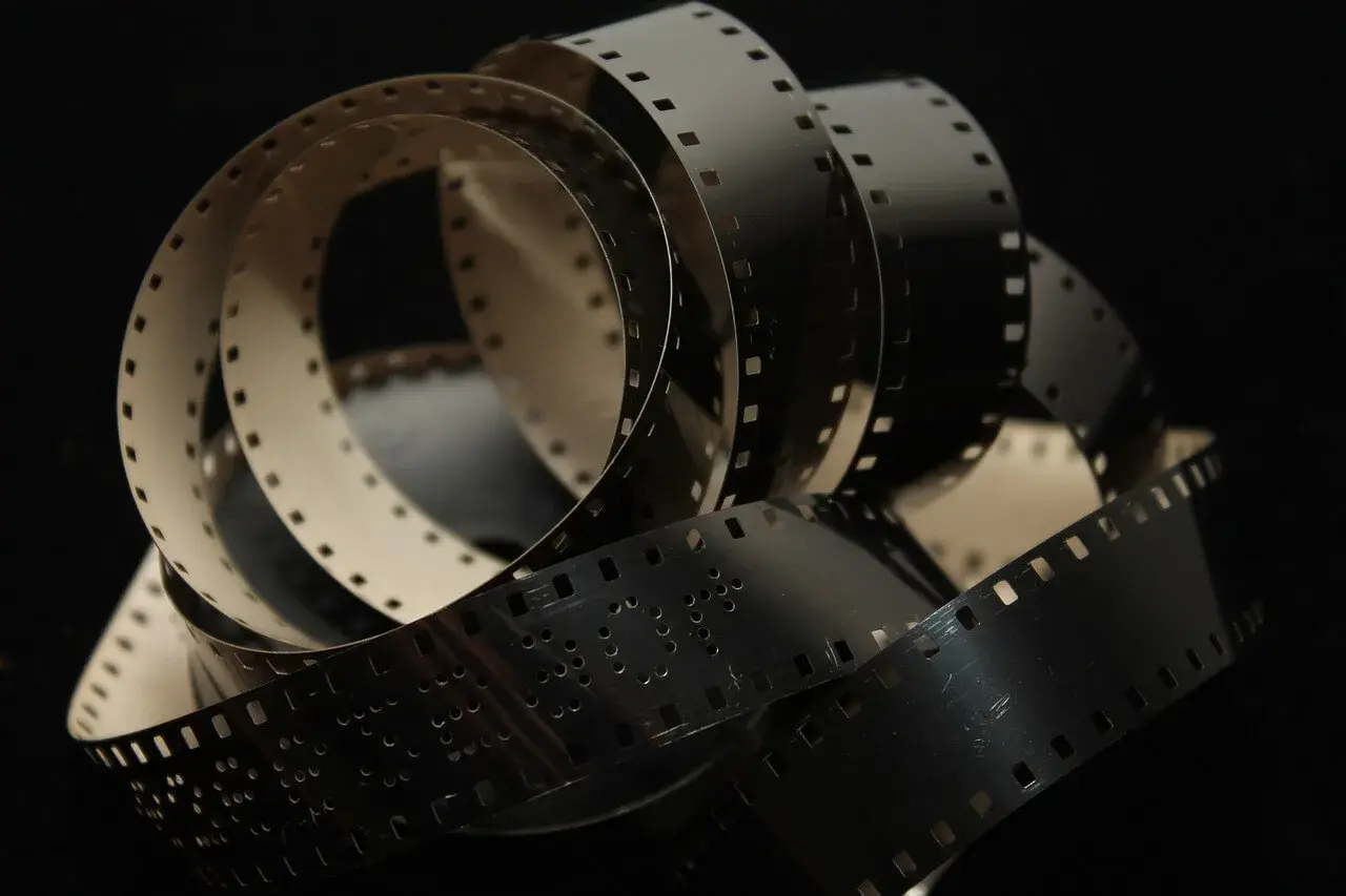 Zwoje taśmy filmowej, na których widać napisy sugerujące cenzurę.