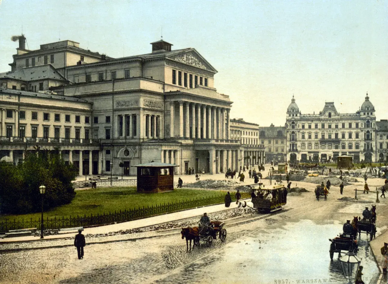 Warszawa, Teatr Wielki i otoczenie, symbol oświecenia w Polsce. Konne bryczki i tramwaj na brukowanej ulicy.