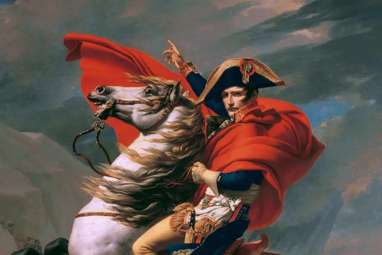 Napoleon na białym koniu, w czerwonym płaszczu i charakterystycznym kapeluszu. To jego słynny autoportret, pełen dynamiki i siły.