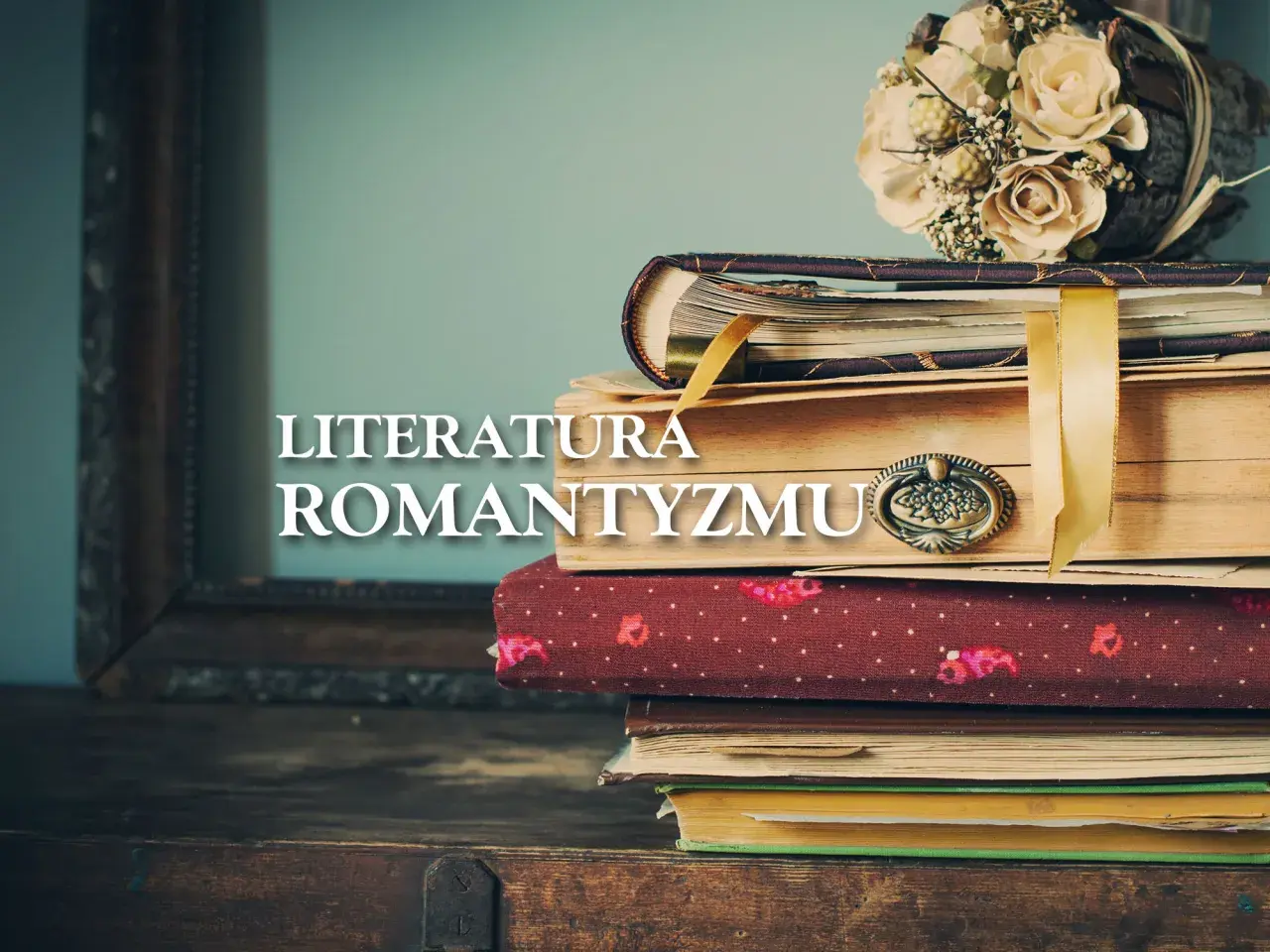 Stos starych ksiąg, bukiet suszonych kwiatów i napis "Literatura Romantyzmu w Polsce" tworzą atmosferę minionej epoki.