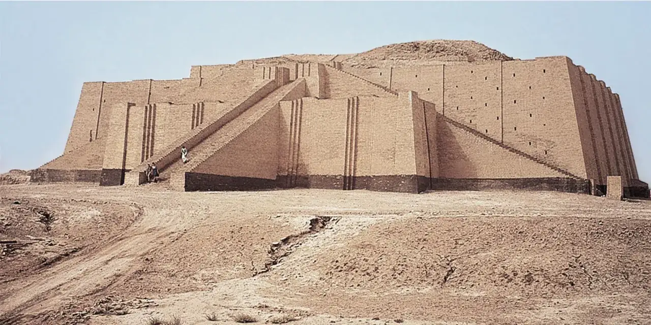 Wielki ziggurat w Ur, świadectwo początku starożytności. Monumentalna budowla z cegły, z imponującymi schodami prowadzącymi ku niebu.